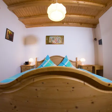 Апартаменты Ferienwohnung Alter Pfarrhof Нойальбенройт